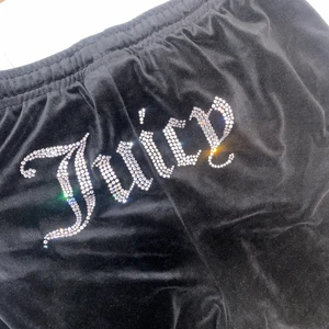 juicy couture trackpants - juicy couture svarta velour mjukisbyxor. storlek M men passar mindre L också. trycket på rumpan saknar inga stenar. fint skick, köpta för 1050kr. kan skicka mer bilder om någon är intresserad! <3 550kr + frakt😜😜 