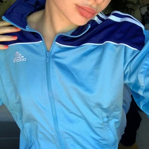 Adidas kofta - Asball blå adidas sweatshirt som passar perfekt nu till hösten, så härliga blåa nyanser! Säljes då den aldrig använts och skulle göra mer nytta för någon annan 💙 pris kan alltid diskuteras