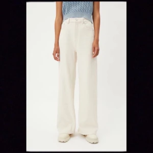 Vita weekday ace - Knappt använda vita jeans från weekday i modellen ”Ace”. Passar tyvärr inte mig