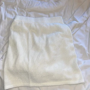 Vit ull skjol  - Skjol i ull liknande material, aldrig använd 