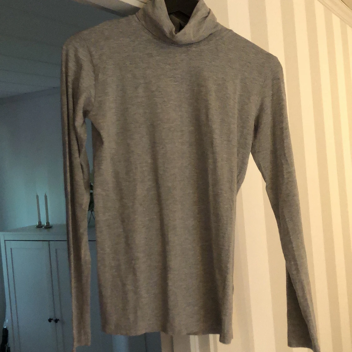 Grå polotröja.