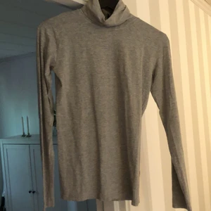 Grå polotröja. - Grå polotröja från Rut&Circle i storlek M. Använt fåtal gånger. Katt finns i hemmet. 