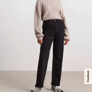 Svarta vida high waist-jeans  - Snygga svarta vida high waist jeans från lindex. Sparsamt använda. Nypris 400 säljer för 200