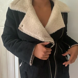 Bikerjacka med Teddy tyg - Varm och snygg jacka som inte kommer till användning längre. Använd men bra kvalité och skick. Den sitter lite oversized på mig som är M. Kan mötas upp i Sthlm eller så står köparen för frakten🌸