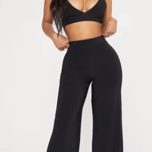 Svarta byxor - Ett par supersnygga kostymbyxor/”trousers” från pretty little thing. Jättehärligt mjukt material och från deras shape kollektion så de går in mer i midjan. Storlek 8 vilket motsvarar storlek 36 men skulle säga mer 36/38