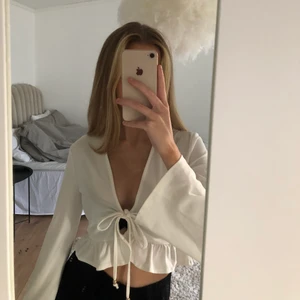 Kofta/blus - Jätte gullig blus/kofta i fint skick. Stl xs, 120 kr eller kom med högsta bud.