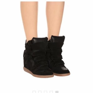 Isabel Marant  - Säljer mina knappt använda Isabel Marant skor i modellen  ”bekett leather and suede sneakers” i storleken 39. Köpta våren 2018 på Jackie i Sthlm, tyvärr finns inte kvitto kvar men dustbag till skorna och lådan finns. Eftersom skorna endast är använda ett fåtal gånger sälja de för minst 2000kr! Bilderna på skorna är lånade men vid intresse skickas självklart bilder på skorna!☺️