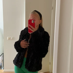 Svart fluff jacka från VILA - Jag säljer min svarta super gosiga fluff jacka som är från vila,Strl 36. Den håller värmen super bra och passar perfekt nu till hösten och vintern!