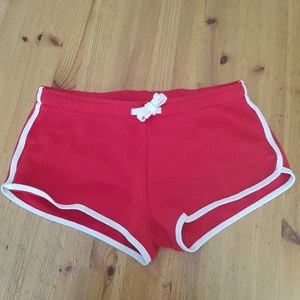 Shorts från Newyorker - Låg midjade, röda shorts från Newyorker, storlek M. Inte använda, bara provade på och tvättade. Har dock ingen prislapp kvar. 