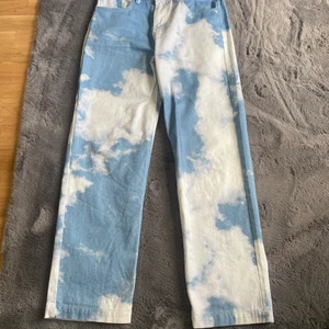 Jaded LDN Jeans Cloud Design - Fina byxor med bra passform, storlek 32x32. Jag är 184 och de passar mig bra, säljer för att jag använder dem för lite. Cond 9/10 använda ett par ggr men nästan nyskick. 
