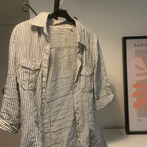 Skjort - Bekväm skjorta köpt second hand med trekvartsärmar.