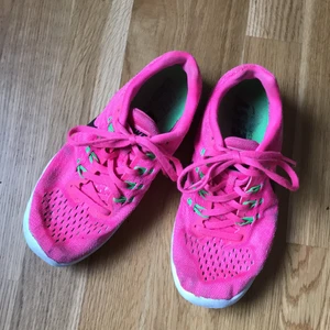 Nike Lunartempo 2 - Gymmets färgklick!💗 Välanvända men hela och nytvättade löparskor från Nike