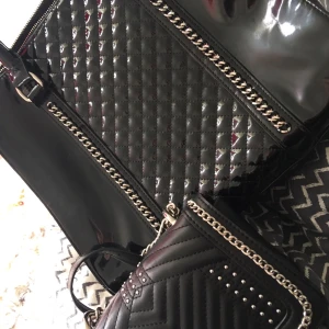 Mng handväska  - Har lite repor syns knappt men lite, 100