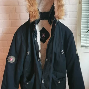 Jacka - Päls luva. Väldigt varm och skön. Defekt i dragkedjan och en knapp saknas på armen