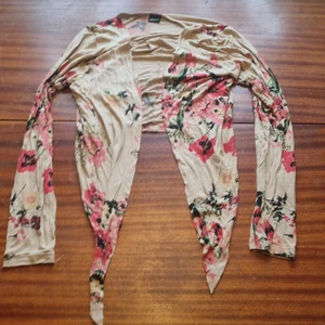 Kort kofta knyte  - Kort kofta som går att knyta fram. Storlek s. 10kr❣samfraktar vid köp av flera varor för 66 kr 👍💕📦