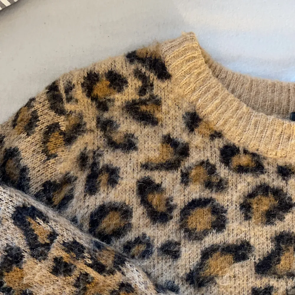 Jätte fin stickad tröja med leopard mönster, fint skick, köpt från hm förra året för ca 399 men fåtal gånger använd, jätte varmt och jag säljer den för det ej min stil längre, skulle säga den passar S mindre M. Stickat.