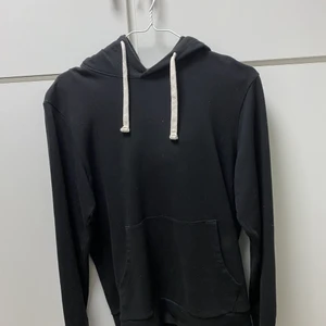 Hoodie - Hoodie ifrån Jack and Jones storlek M. Knappt använd. Passar mig som är 173cm. 