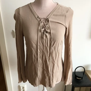 Blus strl:36 - Fin beige blus från River Island! I fint skick! 
