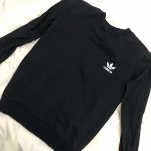 Adidas Sweatshirt  - Jättefin Adidas Sweatshirt i nyskick, använd 1 gång. 