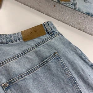Jeans  - Jeans ifrån demin köpt för 400 säljer för 200. Aldrig använda för att dom är extremt stora i midjan på mig.
