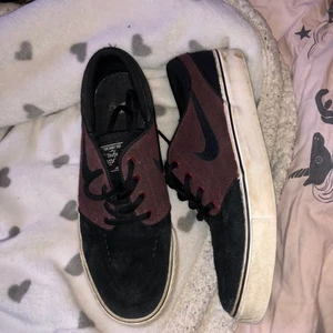 Nike SB - Nike SB skor, Stefan Janoski design. Använda ett fåtal gånger, lite skitiga men inte slitna what so ever. Storlek 38,5 (US 6Y) (funkar på mina fötter som vanligtvis har storlek 38). Spårbar frakt 66 kr