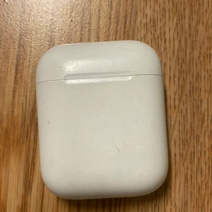 Airpods skal/case - Airpods skal utan airpods i. Bra skick och inte haft så länge. Tvättar den innan jag skickar. Pris kan diskuteras.