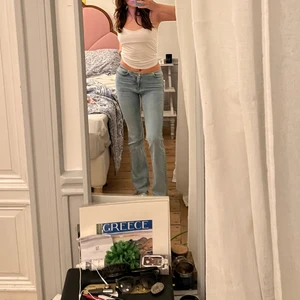 Lågmidjade jeans - Snygga i princip oanvända Lågmidjade jeans från hm - är 169cm lång o dem sitter jättesnyggt i längden 