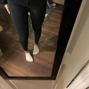 Svarta slimjeans från GinaTricot  - Jag säljer dessa svarta slim jeans från GinaTricot i storlek S. Fin svart färg på byxorna och inte uttöjda för att ha använts ett par gånger. Säljer dessa då det inte är min stil att använda dessa byxor längre. 