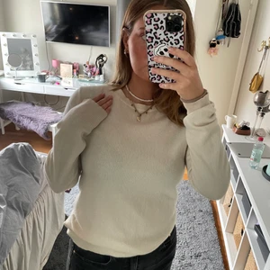 Kashmir tröja - Säljer denna super mjuka och fina 100% Kashmir tröja. Den är i en jätte fin vit/creme färg. Super bra skick, inte nopprig!