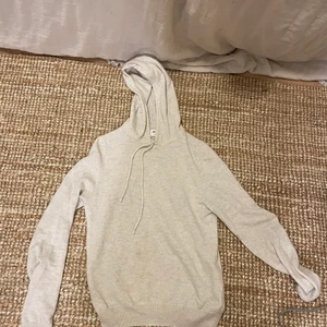 Cashmere tröja - Säljer min vita cashmere hoodie då jag inte använder den. Det är medium men ganska liten i storleken så sitter som en small.