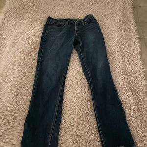 Aldrig använda levis jeans - Aldrig använda, avklippt design nedtill, storlek 28/32 slim fit 