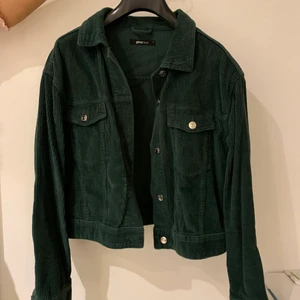 Manchester jacka - En grön croppad manchester jacka från grinatricot i storlek M. Perfekt till hösten och våren! 😇