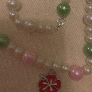 Halsband - Ett pärlhalsband med en blomma som berlock🌺 20kr + 12kr frakt = 32kr! skickas samma dag som du betalar 🌺🌺🌺