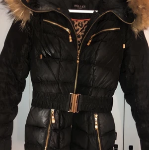 Hollies jacka - Använd jacka och det syns lite, inte sönder någonstans. Säljs i samband med 3 andra jackor för 2500, priset som står ovan är endast för denna jacka! 