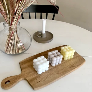 Egentillverkade ljus - Tillverkar mina egna stearinljus från grunden🕯 Ljusen på bilden är 6 x 6 cm. Finns i färgerna som är med på första bilden✨