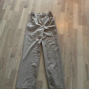 Beiga kostymbyxor  - Detta är ett par kostymbyxor ifrån Bikbok och sitter väldigt bra i midjan men är väldigt långa i längden med en rak benlängd . Köpte dem för ca 1.5 års sen men har knappt använt dem 