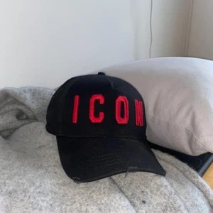 ICON keps - Säljer en äkta Dsquared - Icon keps åt min kille. Den är köpt Miinto för 1200kr men säljer nu för 800kr. Den har helt enkelt inte kommit till användning och är riktigt bra skick🔥 ( 850kr inklusive spårbar frakt, 800kr utan frakt )