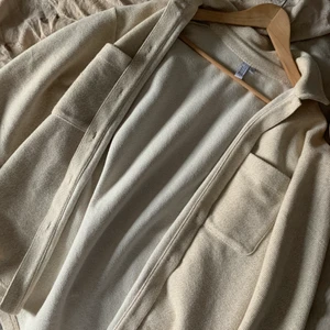 Skjortjacka - Säljer min skjortjacka från & other stories. Köpt förra vintern och använd måttligt. Ser helt ny ut. Perfekt till hösten