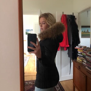 Rock and blue jacka - Säljer nu min svarta rock and blue jacka! Fin päls som går att ta av. Jackan ger väldigt fina former!