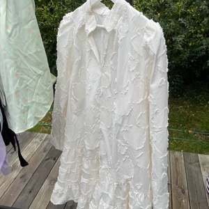 Klänning från H&M - Den är oanvänd och endast testad därav sminkfläck! Om önskas så kan jag tvätta den innan 🤎