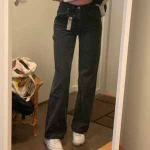 Brandy Melville Jeans - Tänkte kolla intresset på dessa gråa jeans som jag köpt på Brandy Melville för 440kr+frakt. De satt inte riktigt som jag tänkt mig och undrar därför om någon vill köpa dem här. Prislappen är kvar!💞 