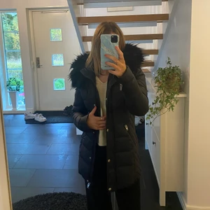 Rock and Blue jacka svart lång  - Den är använd några gånger förra vintern och säljer för jag inte använder! den är i bra skick och den är väldigt varm och bra att ha på vintern! Superfin jacka generellt! Köpte för 3 000 säljer halva