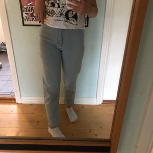 Mom jeans ljus blå - Dessa mom jeans har endast blivit använda några få gånger. Det används inte av mig längre så jag säljer dem! :) De är i bra skick och i sthl 36.
