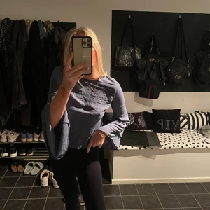 Topp - Så fin topp i härlig färg🖤🤪