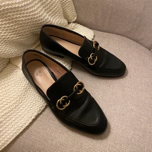 Loafers - Så fina loafers från second hand!🖤jättebra skick och jag har aldrig använt dom😝😝storlek 38 från Hm. Köpare står för frakt💞💞