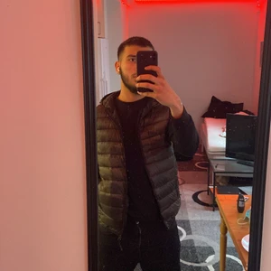 Väst med luva - Fräsch och klassisk väst med Luva i mörk camo, fraktas över hela Sverige, samt att köparen står för frakten!☺️