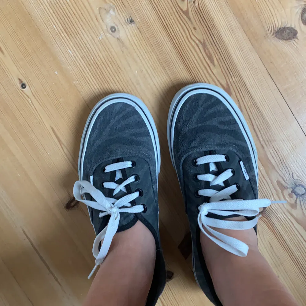 Vans i bra skick. Använda fåtal gånger. Väldigt sköna och snygga, säljer pågrund av rensning av garderob.. Kengät.