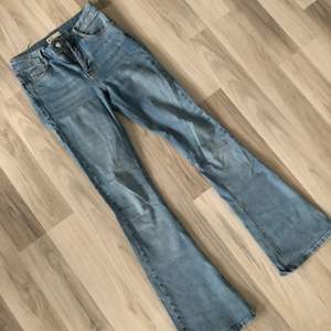 Bootcut jeans i storlek XS, från Gina Tricot🤍
