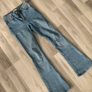 Blå bootcut jeans - Bootcut jeans i storlek XS, från Gina Tricot🤍