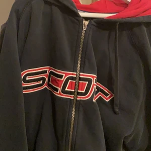Zip up - Jätte fin zip up hoodie köpt på Plick men satt inte så var på mig, skriv privat om man är intresserad eller vill ha fler bilder